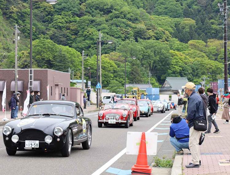 声援に応えるドライバーたち