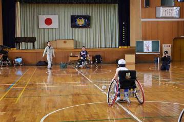 車いすソフトボールを体験