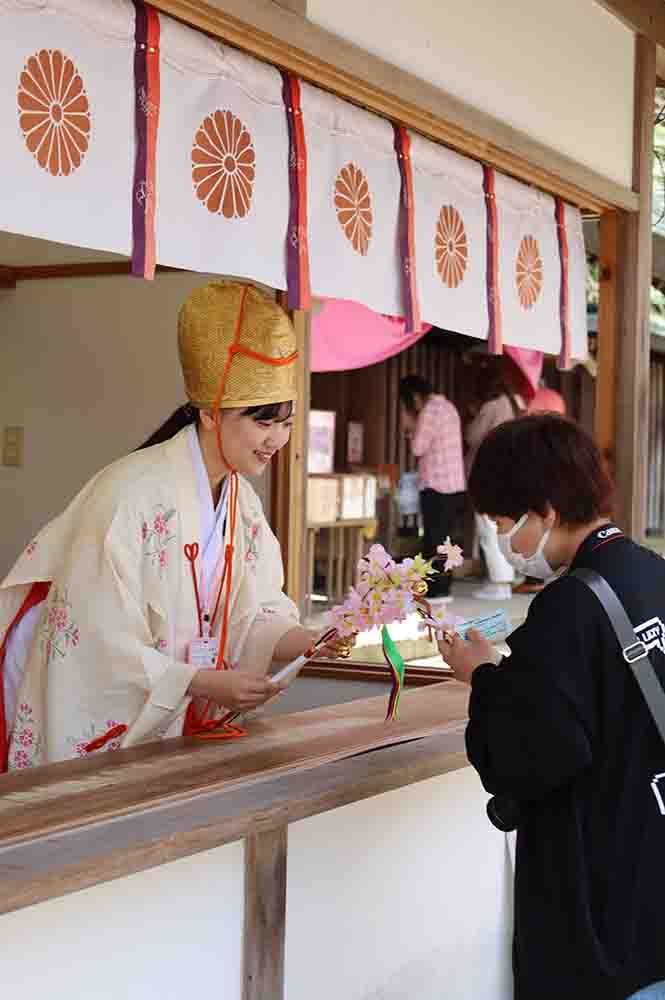 花換神事をする様子