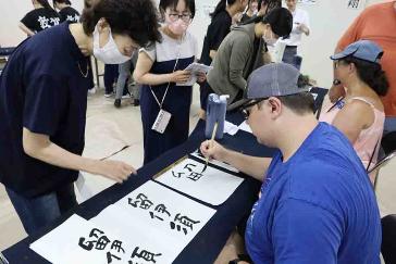 書道体験をする乗客