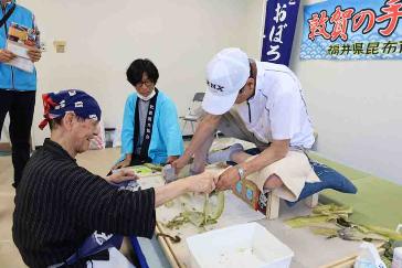おぼろ昆布の手すき体験をする乗客