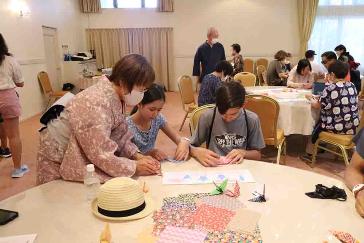 折り紙体験をする乗客