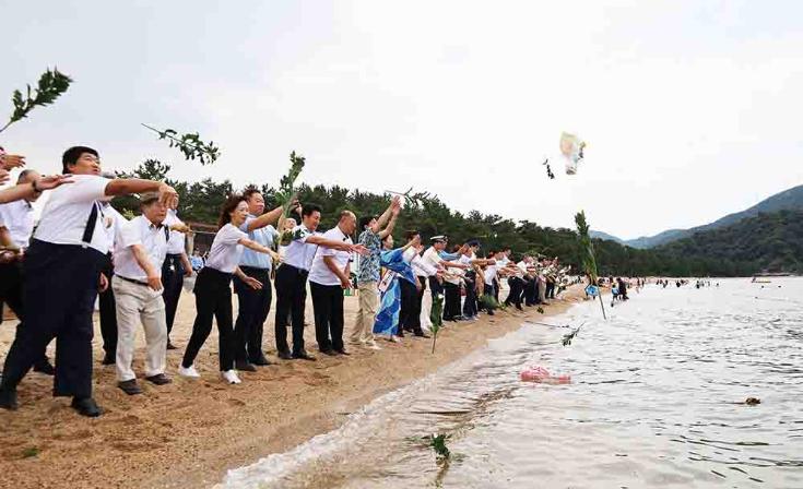 水の犠牲者の冥福を祈り、海中献花を実施