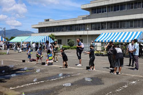 水鉄砲を楽しむ