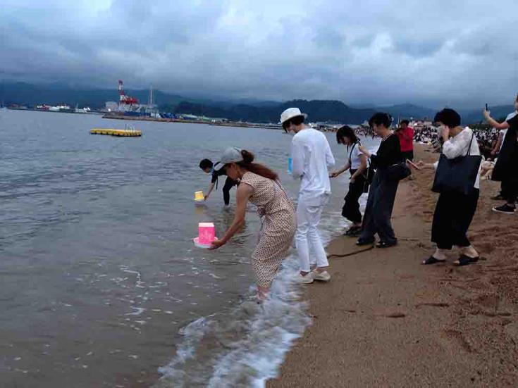 とうろうを流す参加者