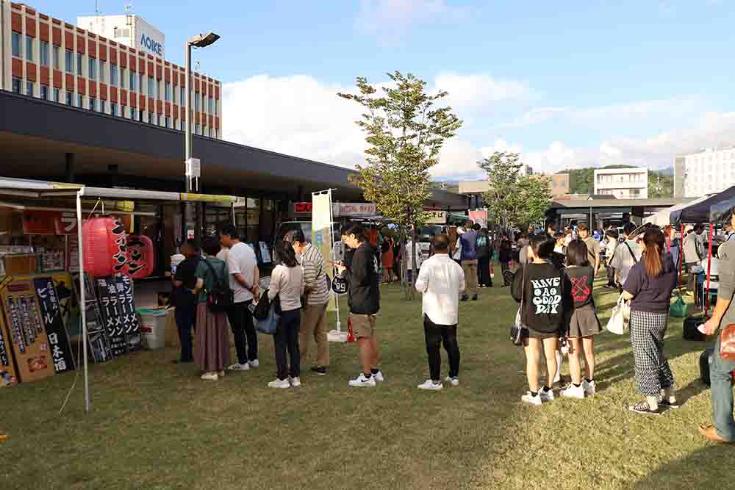 店舗前にできた長蛇の行列