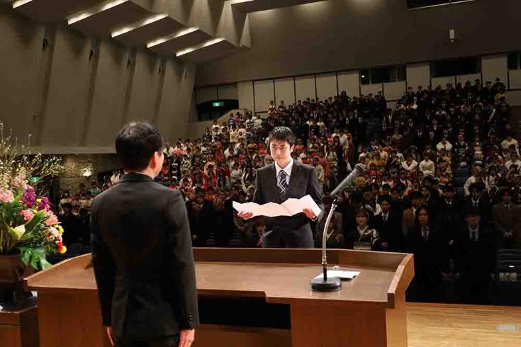 新成人を代表し謝辞を述べる様子