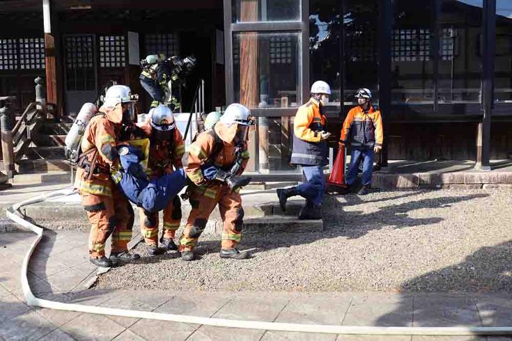 消防隊員による人名救助訓練の様子　