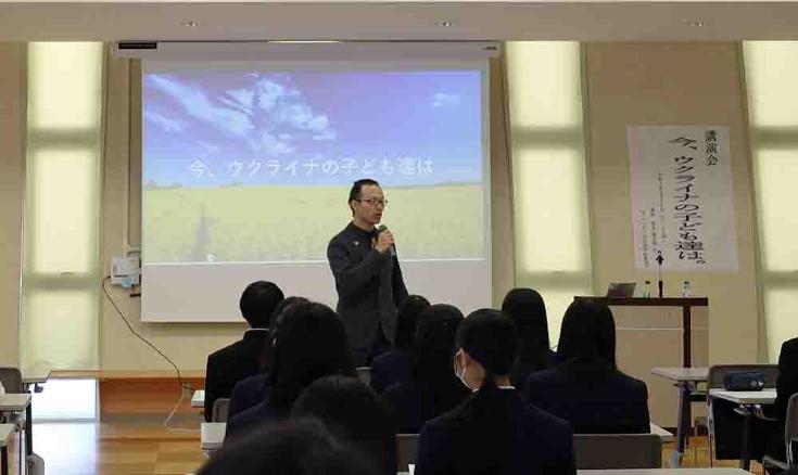 敦賀高校生にウクライナの実情を話す坂本さんの様子