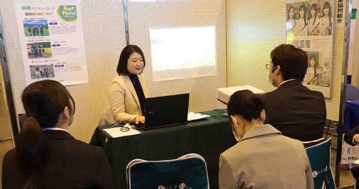 熱心に説明を聞く学生たちの様子