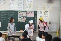 先生も参加した寸劇で、認知症の方への接し方について学びました。