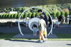 遊具で遊ぶ子ども