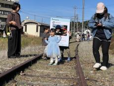 線路の上でポーズをとっている子ども
