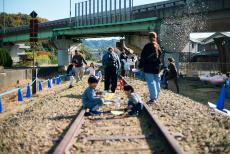 線路の上で遊んでいる子ども