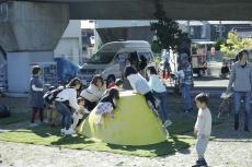 遊具(築山)で遊ぶ子ども