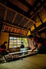 古民家の中で2人が作業している