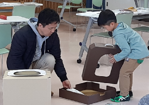 親子が簡易トイレを作っている