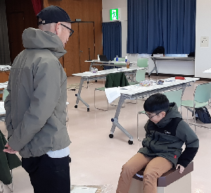 親子が簡易トイレを作っている