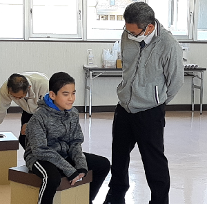 親子が簡易トイレを作っている