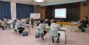 親子が講師の話しを聞いている