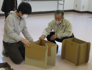 親子が簡易トイレを作っている