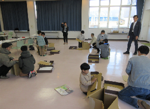 親子が簡易トイレの作り方を学んでいる