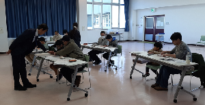 親子が紙食器を作っている