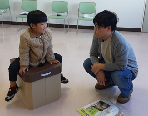 親子が簡易トイレを作っている