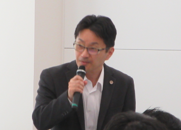 講師