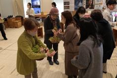 ソリダスターのブーケ配布