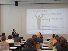 講師の説明を聞く参加者