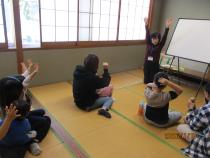 みんなで楽しく手あそび中