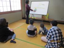 パネルシアターを見ている