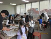 陶芸作品を作っている様子