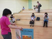 親子なかよしひろば絵本の読み聞かせ