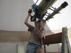 望遠鏡をのぞく子ども