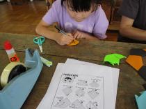 説明を見ながらおりがみ