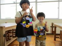 おりがみと一緒に記念撮影