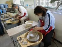 ろくろを使ってお皿作り