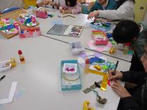 だるまに顔を描いている