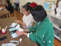 粘土でうまの形を作っている