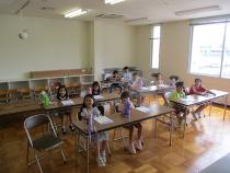 椅子に座っている子どもたち