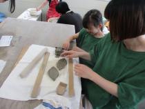 親子でお皿を作っている
