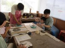 親子で仲良く陶芸中