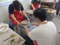 ろくろで作業をしています