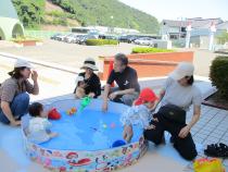 水あそび中の知事