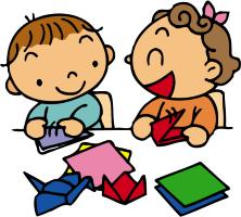 おりがみをする幼児