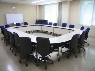 会議室です。円卓になっており、20人が利用できます。