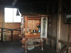 避難小屋の祠の画像