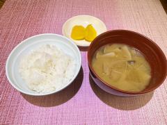 ご飯・お味噌汁・お漬物付の写真